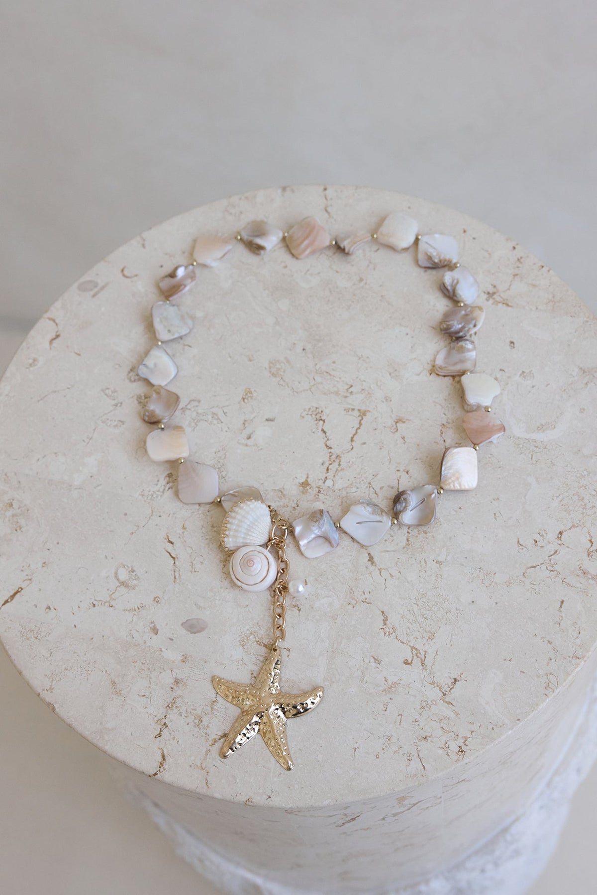 Scattered Waves Necklace Gold